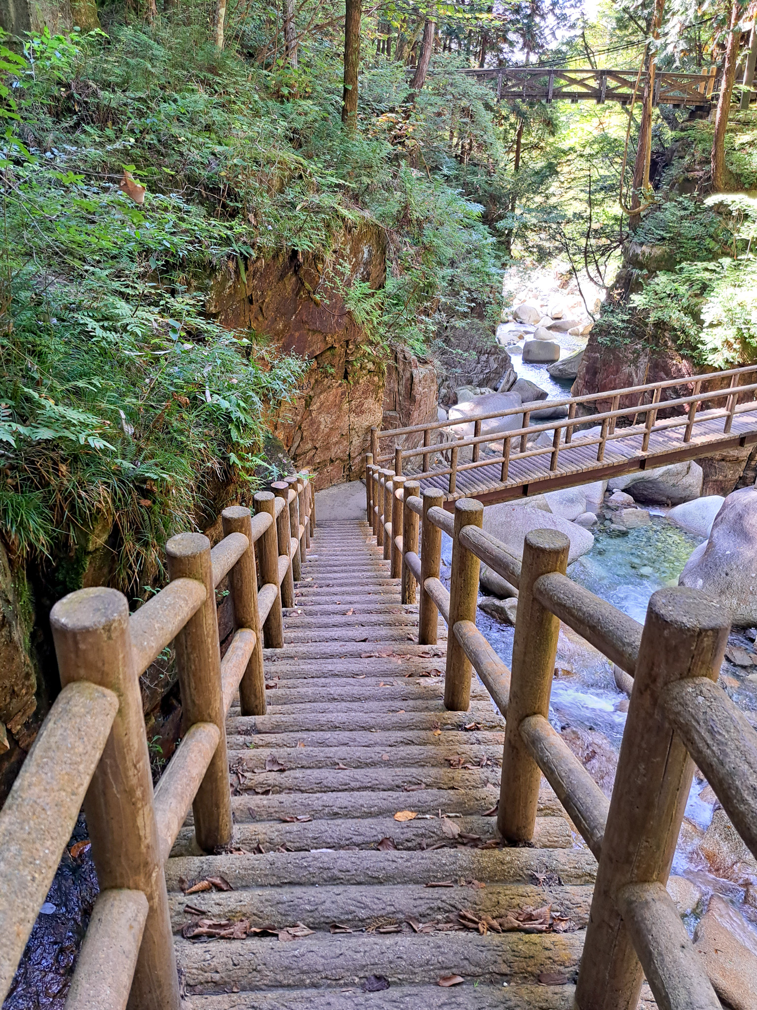 Holztreppe an einem Bergbach