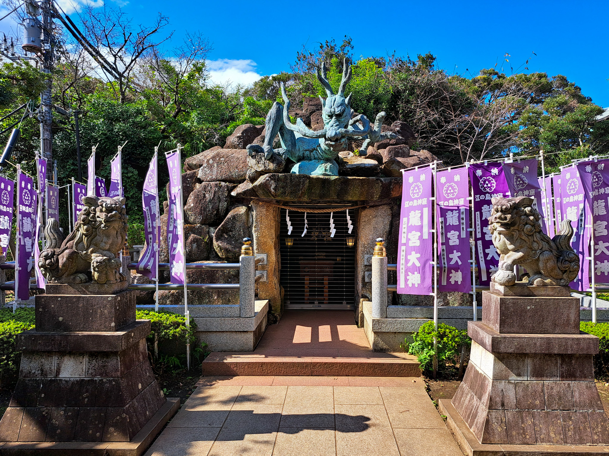 Ryūgū-Schrein mit Drachen-Statue, Enoshima