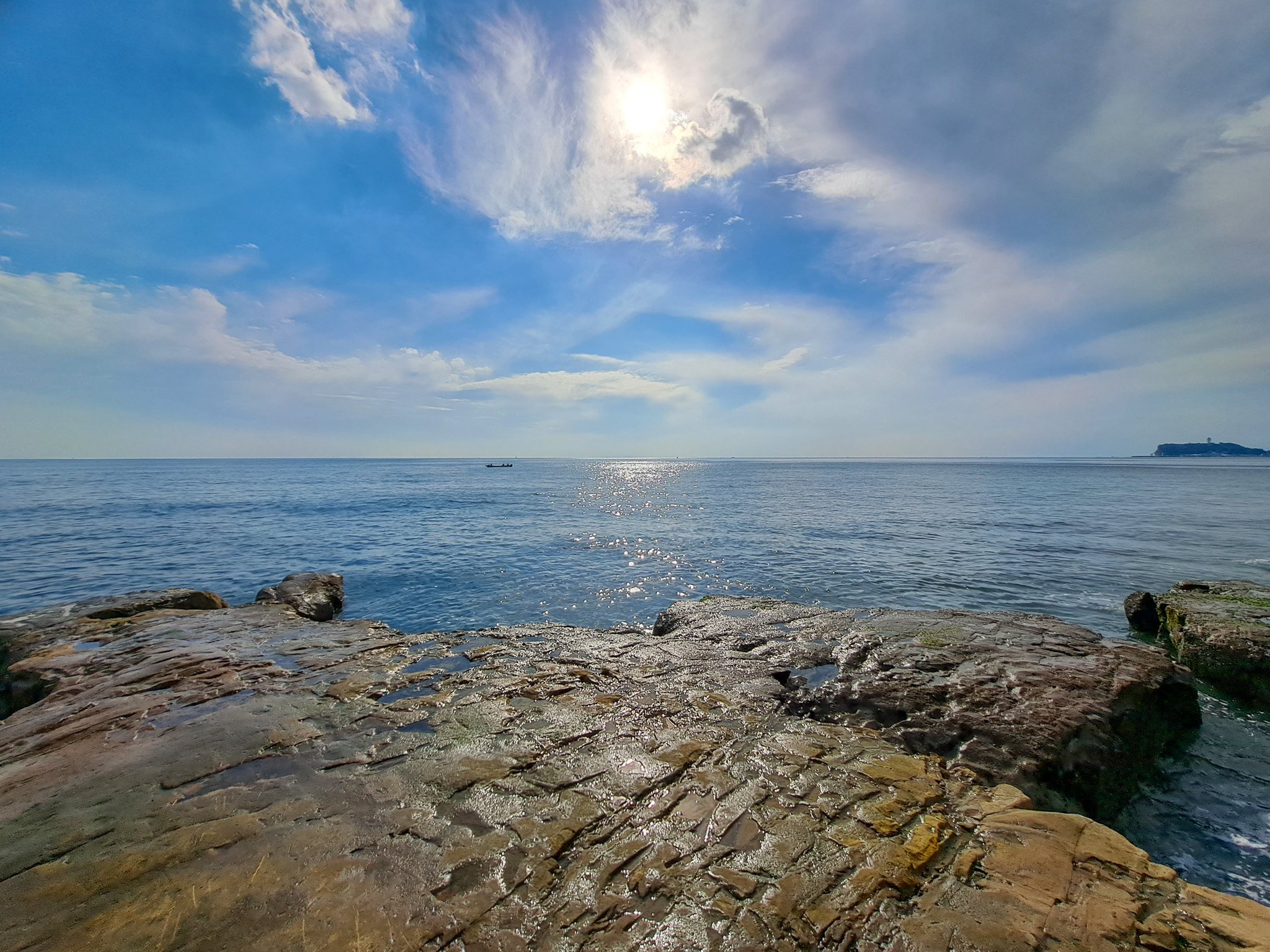 Felsenküste mit Blick auf das Meer, Enoshima